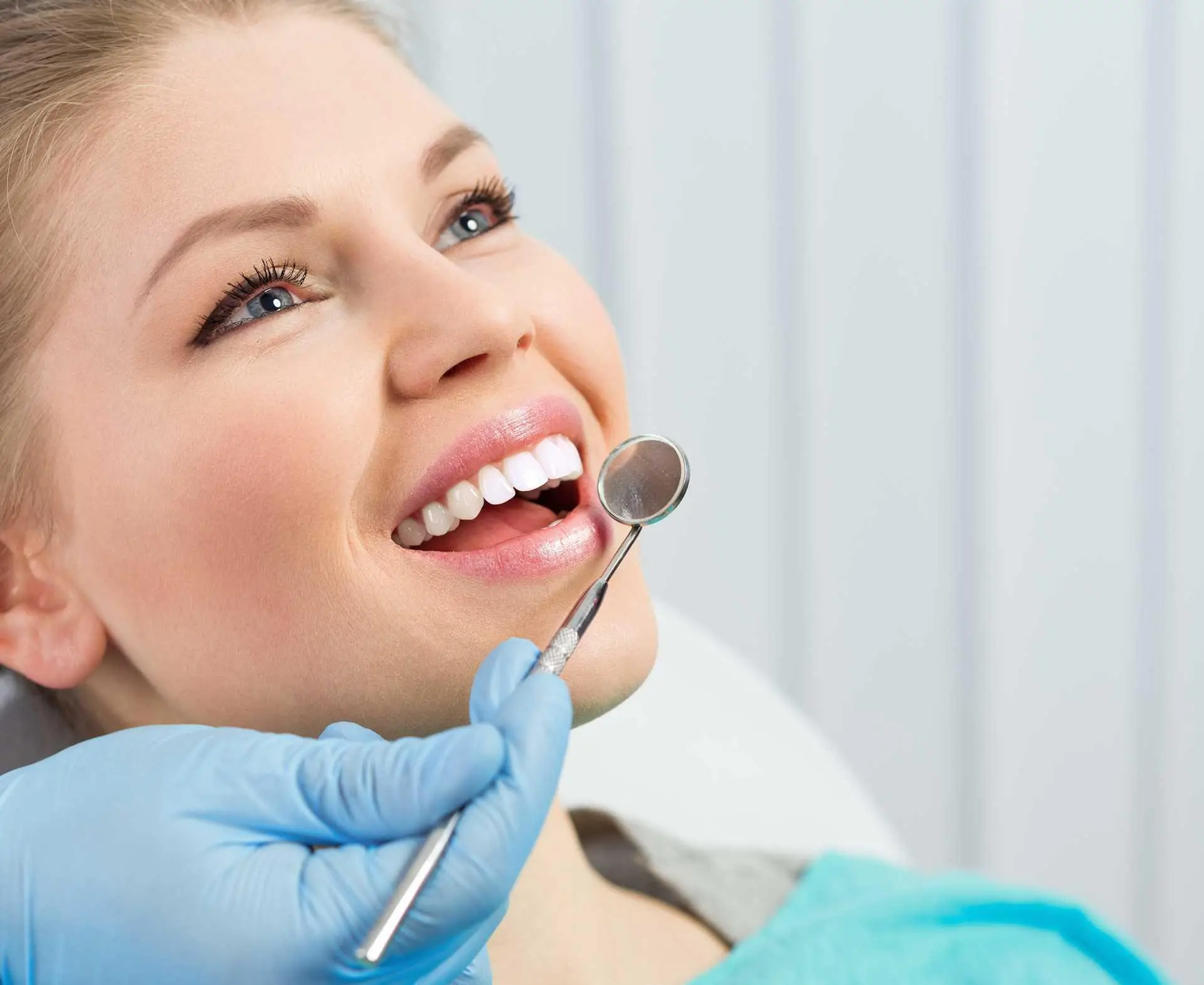 كيف يتم تنظيف أسنان الزيركون تنظيف اسنان الزيركون