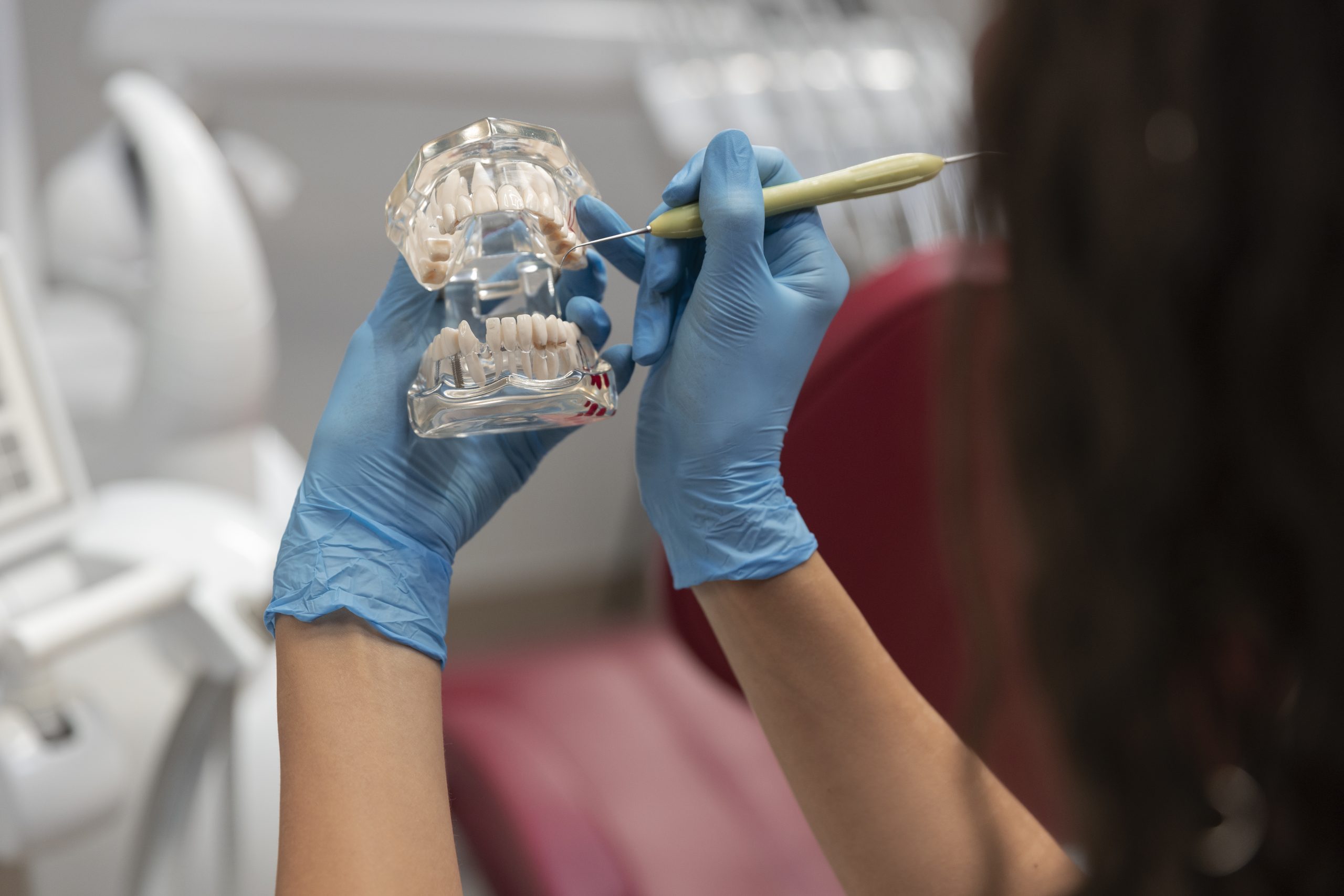 حاب تتخلص من جير الأسنان؟ دليلك الكامل لتنظيف الأسنان في جدة جير الأسنان