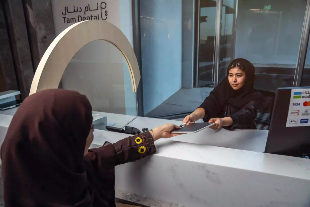 تجربتي مع زراعة الأسنان: دليل رحلة المريض خطوة بخطوة قبل وبعد الزراعة صورة ختامية احترافية لفريق العيادة